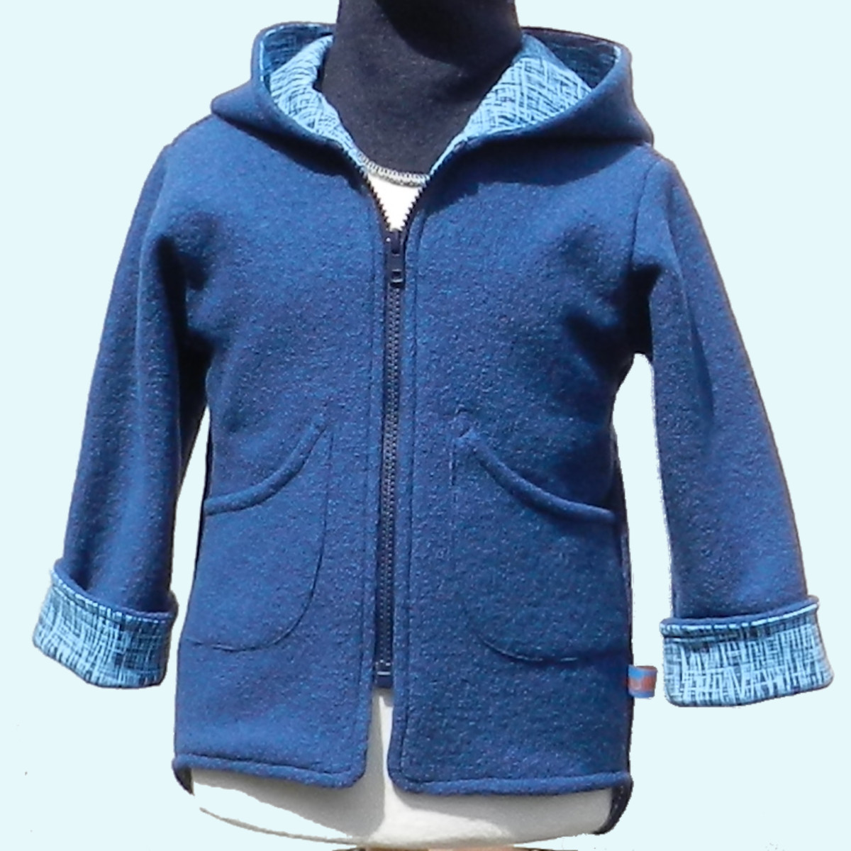 Wollkids Kinder Wollwalk Jacke gefüttert mit Reißverschluss - blau Wollkids Baby & Kinder Wollwalk Jacke gefüttert mit Reißverschluss aus 100% Schurwolle - blau mit Strichen